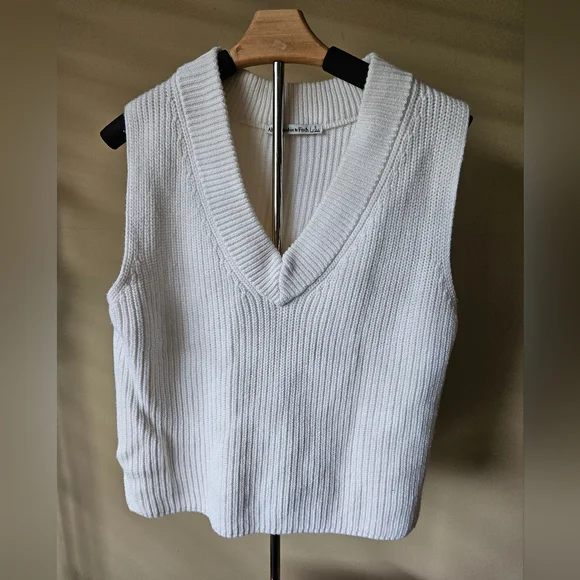 Abercrombie & Fitch White V-Neck Knit Sweater Vest Size Small - Picture 1 of 10